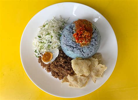  Nasi Kerabu! A Vibrant Symphony of Textures and Tropical Aromas on Your Plate